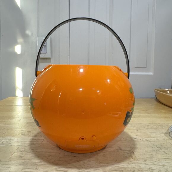 LEGOLAND California Hotel Pumpkin Candy Bucket 2018 Halloween Plastic FLAWED GUC - Picture 4 of 12